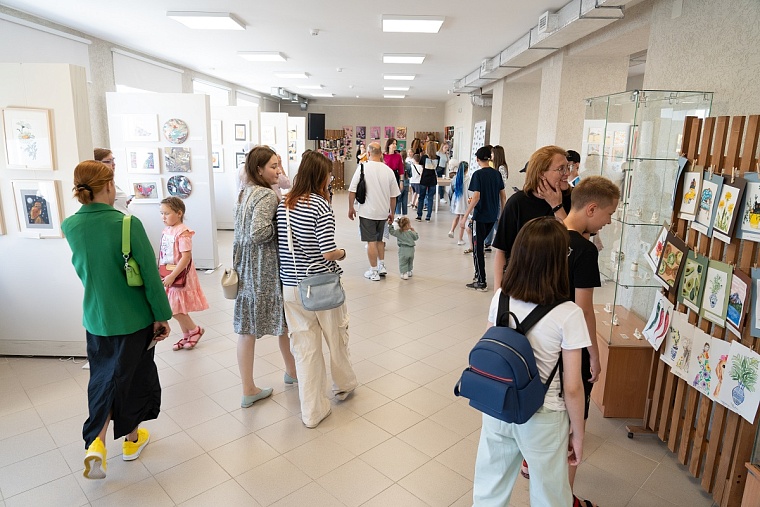 Московская студия рисования провела бесплатные мастер-классы по живописи в Тобольске