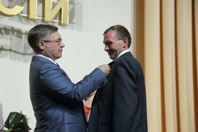 Владимир Якушев вручил награды землякам в честь 71-й годовщины образования Тюменской области