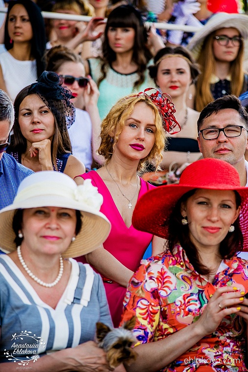 «Скачки фаворитов» собрали полные трибуны любителей конного спорта