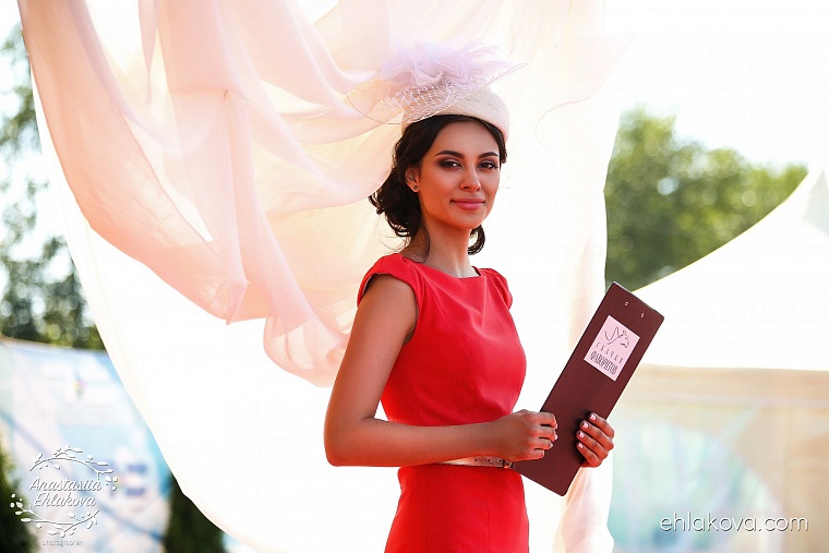 «Скачки фаворитов» собрали полные трибуны любителей конного спорта