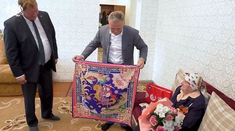 Александр Моор поздравил 103-летнюю пенсионерку с днем рождения