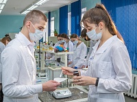 Обучающиеся «Газпром техникум Новый Уренгой» по специальности «Переработка нефти и газа».