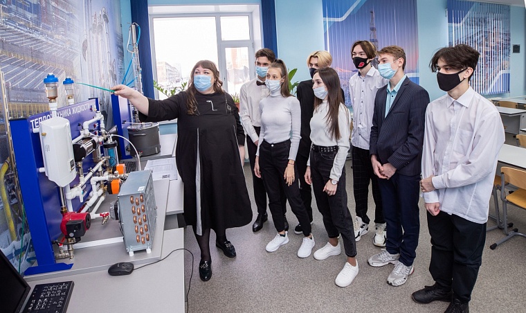 Лаборатория кафедры нефтегазовых специальностей создана при финансовой поддержке ООО «Газпром добыча Уренгой». В учебном процессе – студенты и их наставник Анна Блинцова.