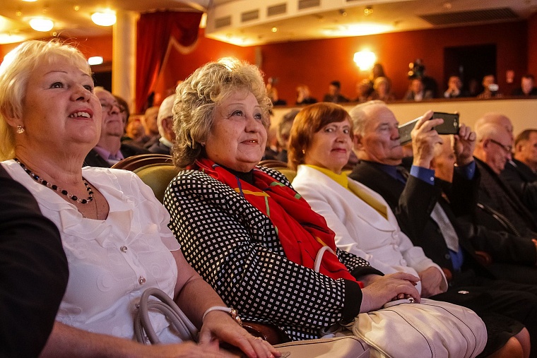 Александру Моору подарили книгу Владимира Путина для принятия сложных решений