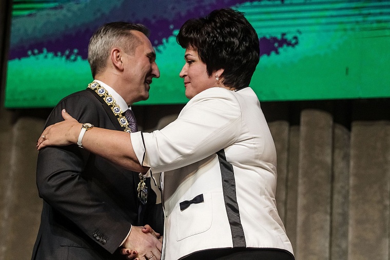 Александру Моору подарили книгу Владимира Путина для принятия сложных решений