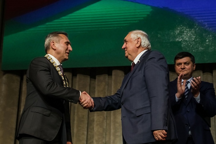 Александру Моору подарили книгу Владимира Путина для принятия сложных решений