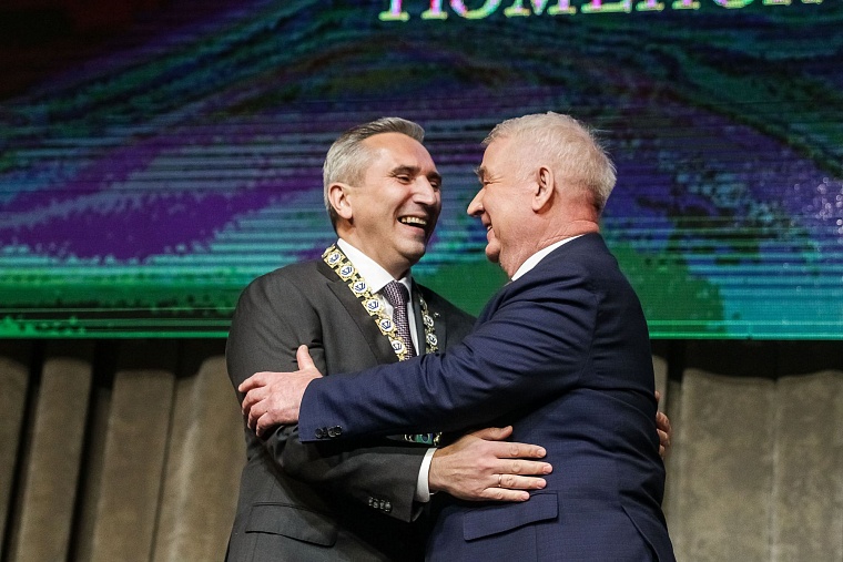 Александру Моору подарили книгу Владимира Путина для принятия сложных решений