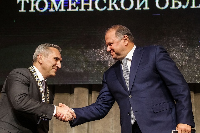 Александру Моору подарили книгу Владимира Путина для принятия сложных решений