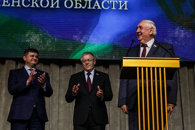 Александру Моору подарили книгу Владимира Путина для принятия сложных решений