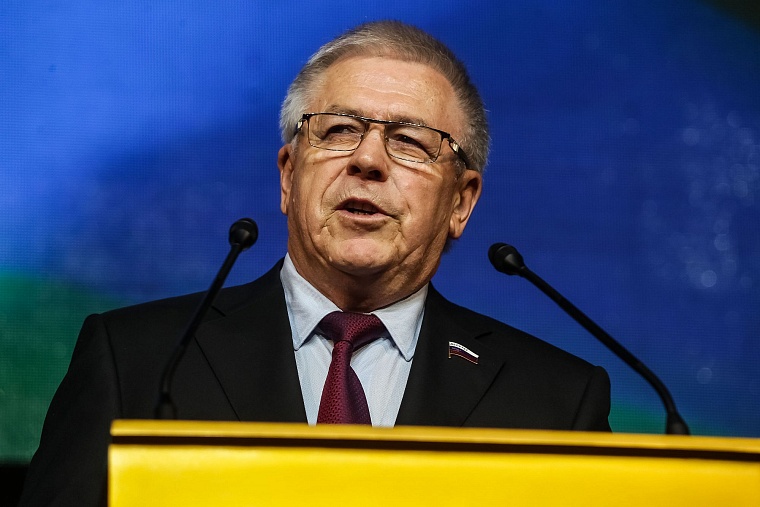 Александру Моору подарили книгу Владимира Путина для принятия сложных решений