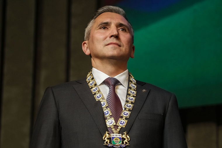 Александру Моору подарили книгу Владимира Путина для принятия сложных решений