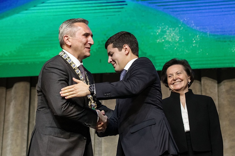 Александру Моору подарили книгу Владимира Путина для принятия сложных решений