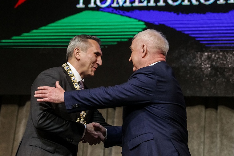 Александру Моору подарили книгу Владимира Путина для принятия сложных решений