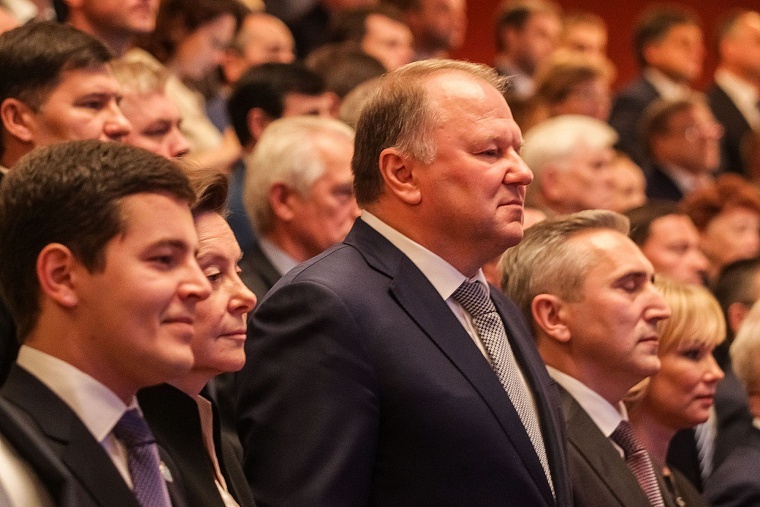 Александру Моору подарили книгу Владимира Путина для принятия сложных решений