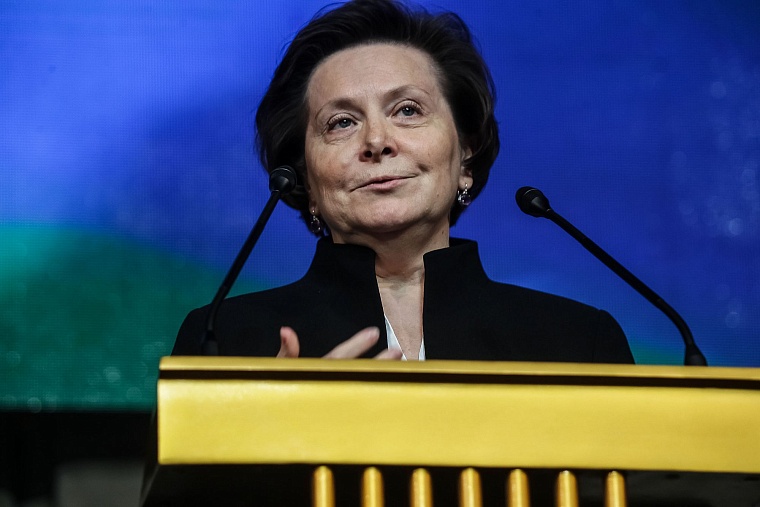 Александру Моору подарили книгу Владимира Путина для принятия сложных решений