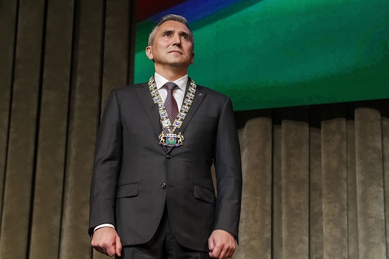 Александру Моору подарили книгу Владимира Путина для принятия сложных решений