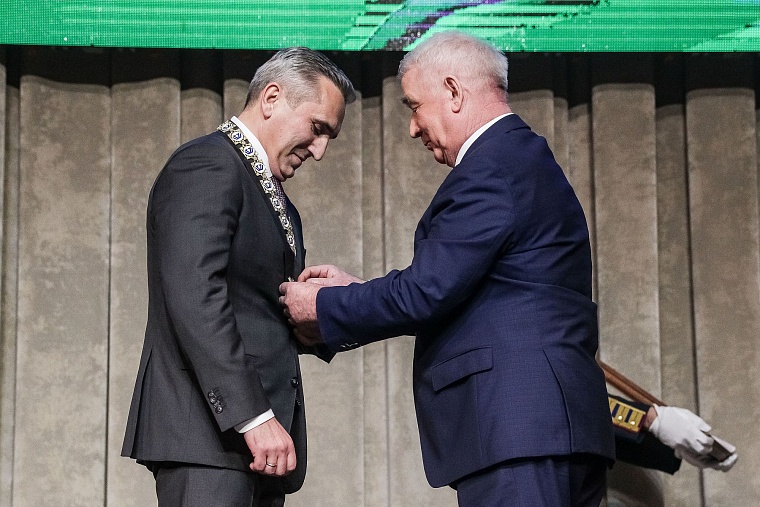 Александру Моору подарили книгу Владимира Путина для принятия сложных решений