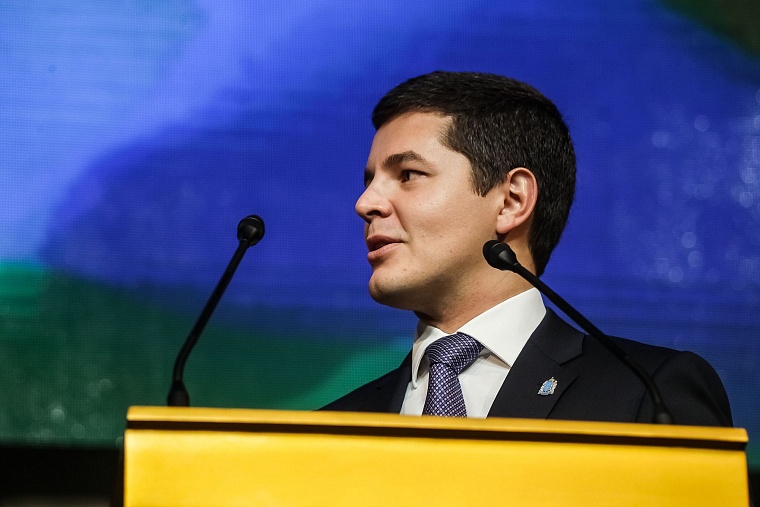 Александру Моору подарили книгу Владимира Путина для принятия сложных решений