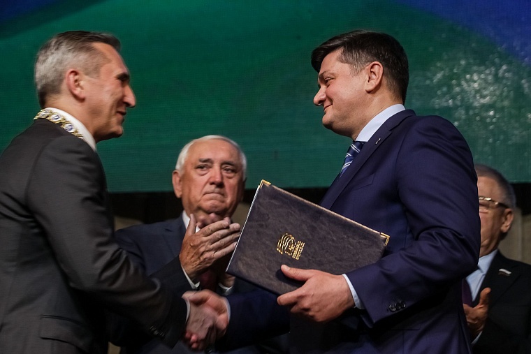 Александру Моору подарили книгу Владимира Путина для принятия сложных решений