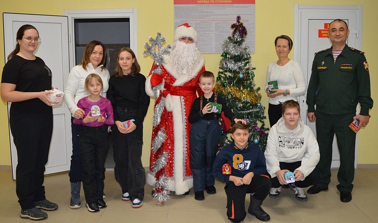 Росгвардия Тюмени поздравила детей участников СВО с наступающим Новым годом