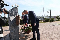 Руслан Кухарук и Евгений Заболотный возложили цветы к камню на месте основания Тюмени