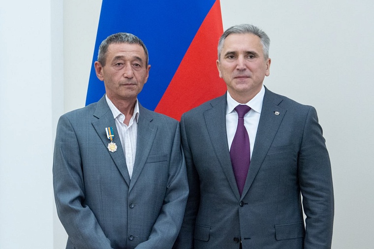 Александр Моор вручил тоболяку Эдуарду Саитову знак отличия за спасение людей из горящего дома