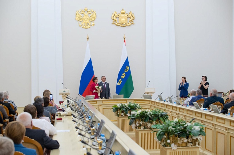 Александр Моор вручил тоболяку Эдуарду Саитову знак отличия за спасение людей из горящего дома