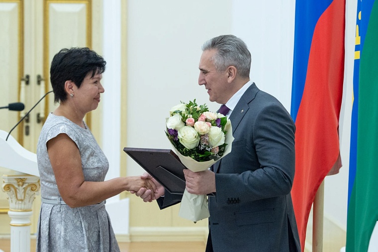 Александр Моор вручил тоболяку Эдуарду Саитову знак отличия за спасение людей из горящего дома