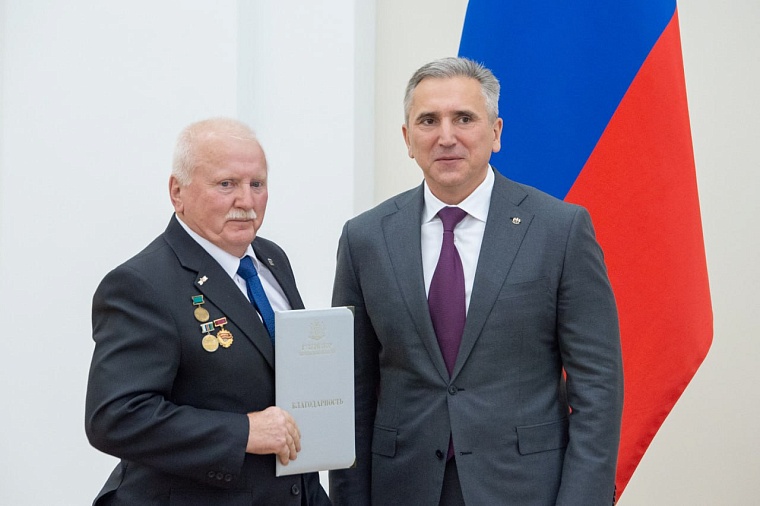 Александр Моор вручил тоболяку Эдуарду Саитову знак отличия за спасение людей из горящего дома