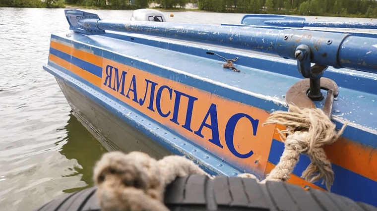 На Ямале во льдах застряла семья с пятью детьми