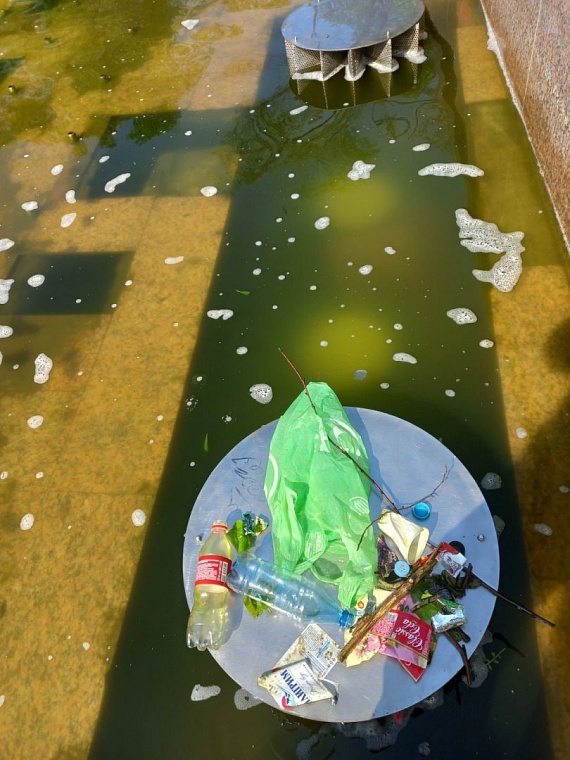 Из тюменских фонтанов достают бутылки, фантики, монеты