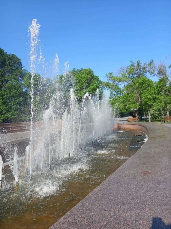 Из тюменских фонтанов достают бутылки, фантики, монеты