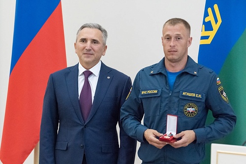 Двое пожарных из Тюменской области отмечены знаками отличия за спасение человека