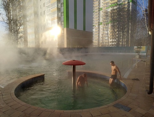 Горячий источник "Волна": небольшая лагуна под окнами высотки