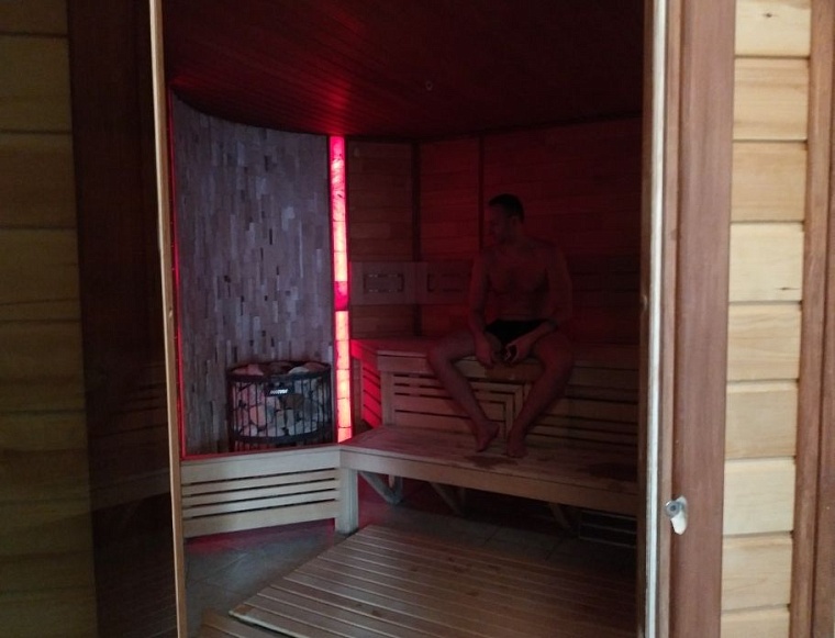 Горячий источник "Волна": небольшая лагуна под окнами высотки