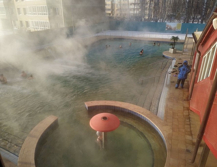 Горячий источник "Волна": небольшая лагуна под окнами высотки