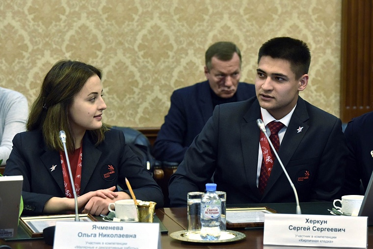 Александр Моор вручил благодарности победителям EuroSkills 2018 и их тренерам