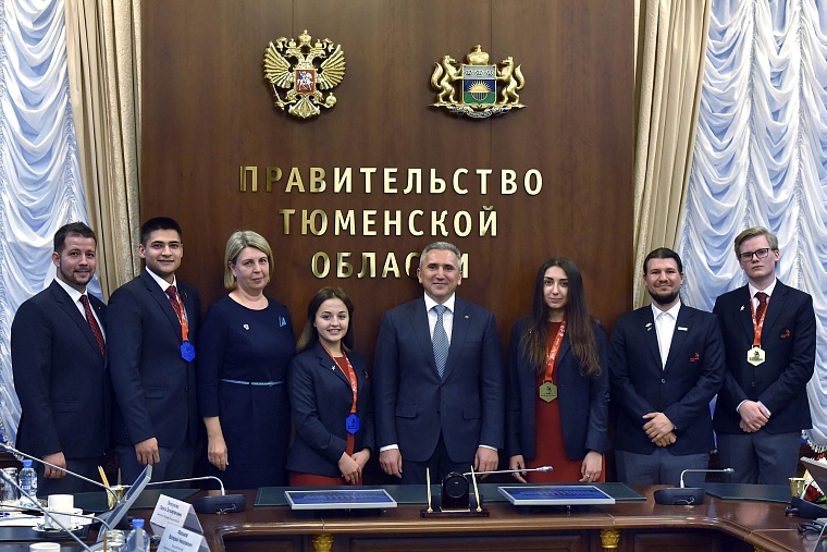 Александр Моор вручил благодарности победителям EuroSkills 2018 и их тренерам