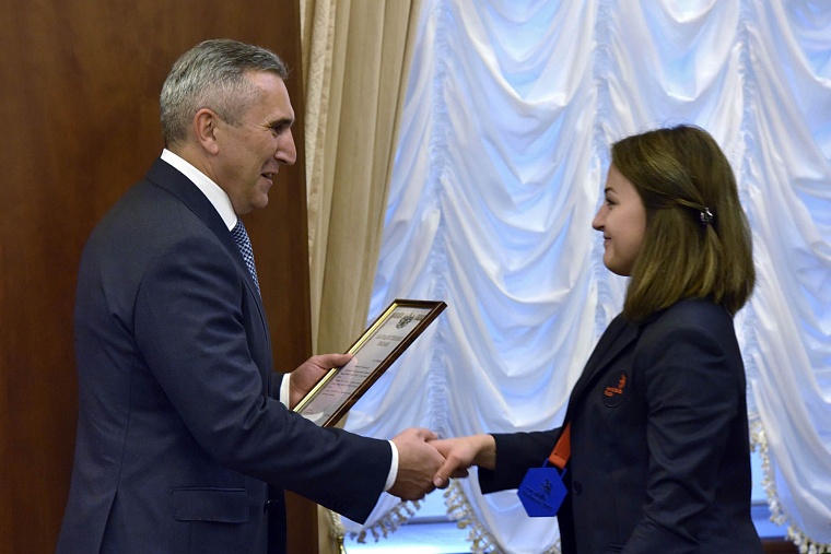 Александр Моор вручил благодарности победителям EuroSkills 2018 и их тренерам