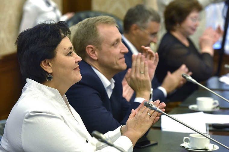 Александр Моор вручил благодарности победителям EuroSkills 2018 и их тренерам