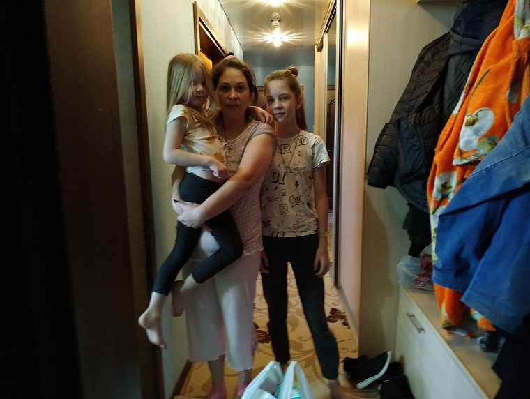 Директор тюменской фирмы бесплатно раздает многодетным мамам продуктовые наборы