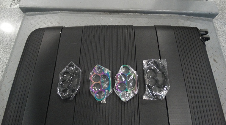 В аэропорту Рощино таможня изъяла у туриста опасные сувениры