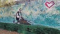В Боровом «всем миром» разрисовали кирпичное здание