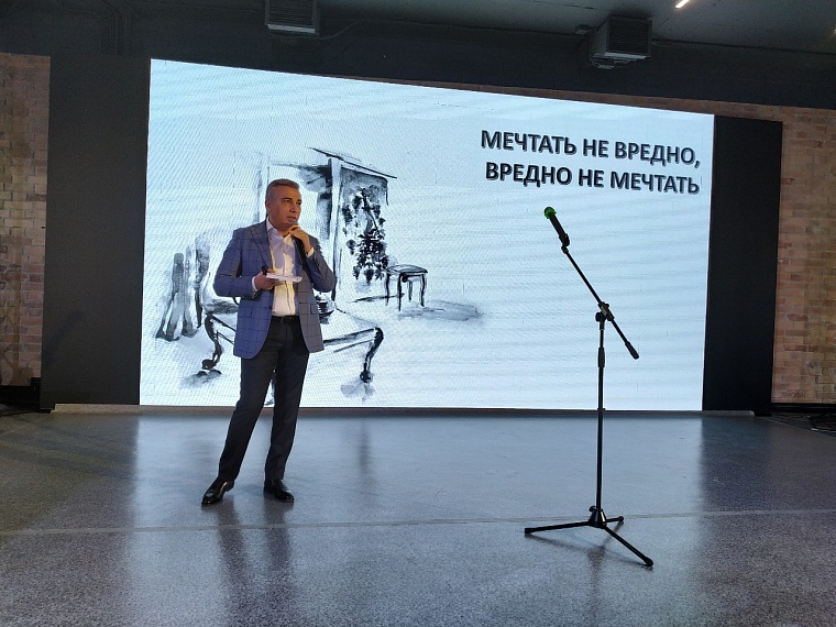 "Просто о сложном": Эдуард Омаров написал книгу, которая поможет тюменцам стать счастливее