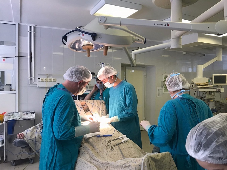 Тюменские врачи собрали грудную клетку пострадавшей в ДТП женщине с помощью металлических пластин