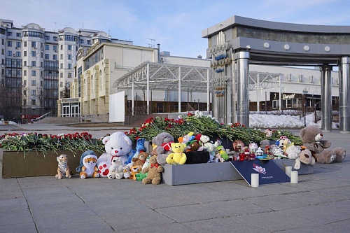 Жители Тюмени с раннего утра несут цветы и игрушки к мемориалу на Цветном бульваре