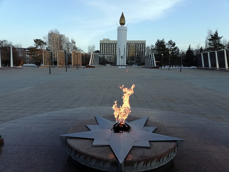 Вечный огонь и свеча на площади Памяти на улице Мельникайте в Тюмени. Фото: Вслух.ру