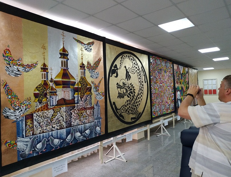 Полотна из нитей: горожанам представили часть «Великого шелкового пути»