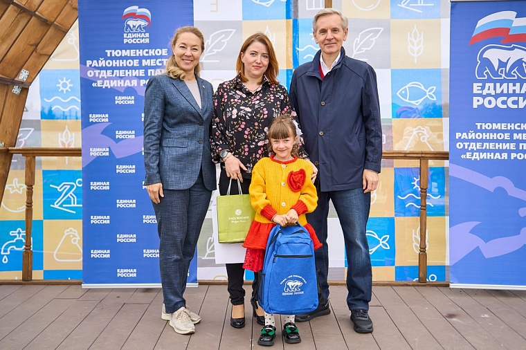 В Успенке детям из многодетных семей и семей участников СВО вручили школьные рюкзаки