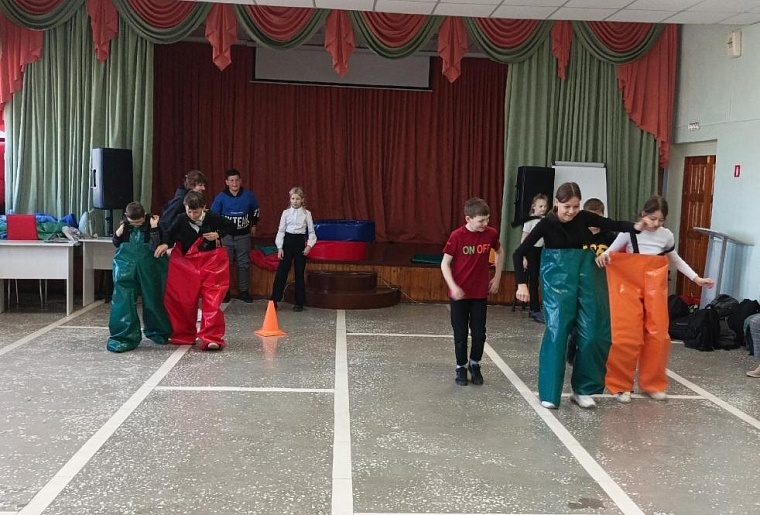 «Мобильное бюро» организовало тимбилдинг для сельских школьников в Омутинском